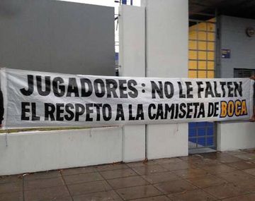 Clima caliente en Boca: pusieron un pasacalle contra los jugadores
