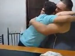El padre sorprendió a los hijos en un video conmovedor El padre sorprendió a los hijos en un video conmovedor