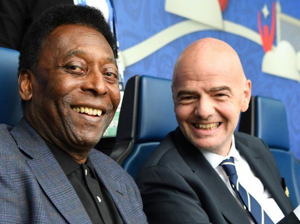 La propuesta de Gianni Infantino para homenajear a Pelé en todos los países