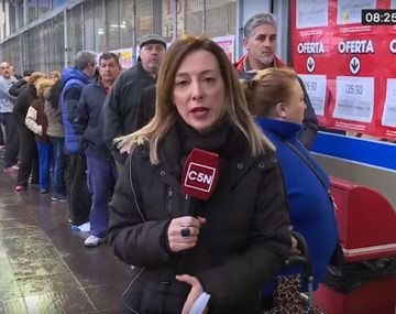Hay largas colas desde la madrugada para el descuento del 50% en los supermercados