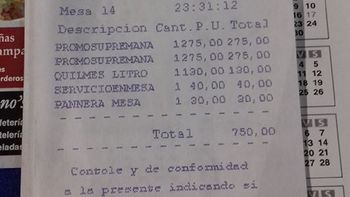 Una panera, que generalmente es cortesía de la casa, les costó $ 30 Una panera, que generalmente es cortesía de la casa, les costó $ 30