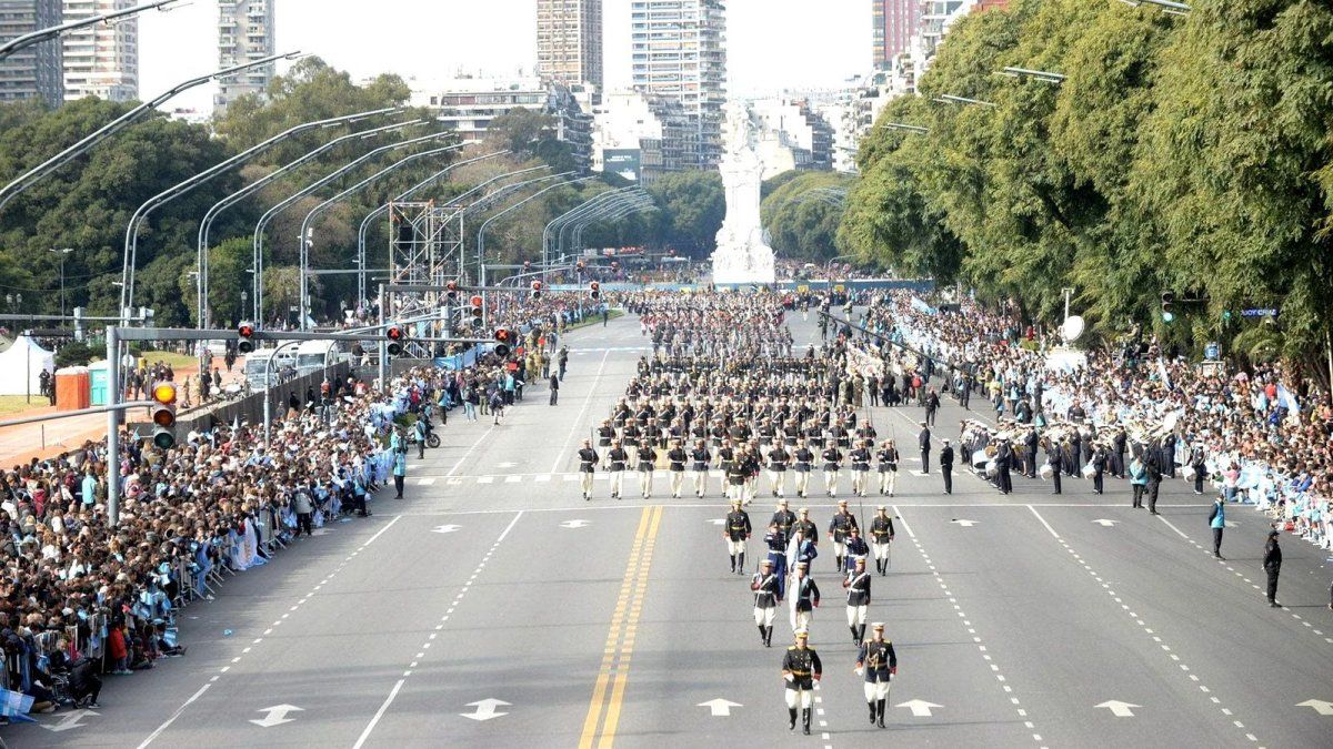 Desfile militar por el 9 de Julio hora, recorrido y cortes de calles