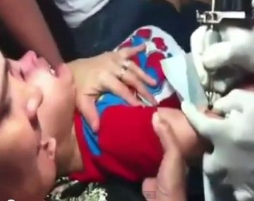 Polémica por un video de una mujer que tatúa a su bebé