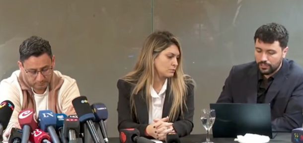 El papá de Agostina Vega se quebró en la conferencia de prensa. El papá de Agostina Vega se quebró en la conferencia de prensa.
