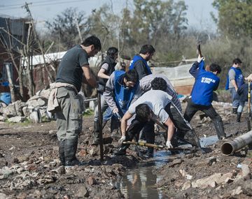 Miles de jóvenes continúan trabajando en las zonas afectadas por la inundación