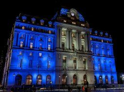 Espiaba a menores en el Palacio Libertad, se arrojó por una ventana y murió