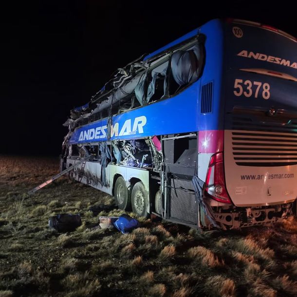 Los investigadores indicaron que el camión habría colisionado en la parte trasera del colectivo.