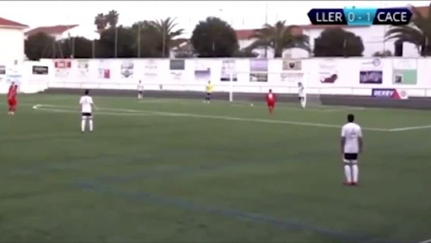 VIDEO: El increíble gol que sufrió un equipo en España por no saber el reglamento