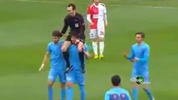 insolito: un jugador llevo en andas a un arbitro para pedirle perdon insolito: un jugador llevo en andas a un arbitro para pedirle perdon