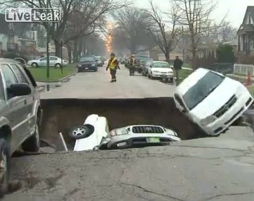 El agujero por donde cayeron tres autos