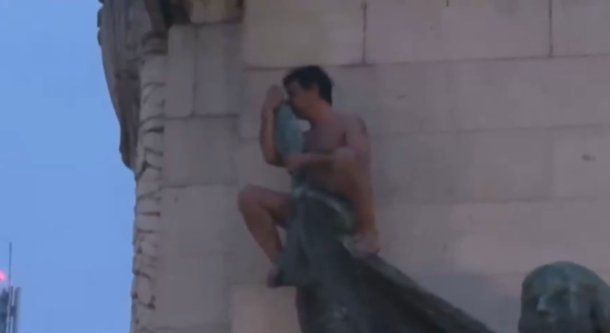 Un hombre se subió desnudo al Monumento a los Dos Congresos en medio de la represión