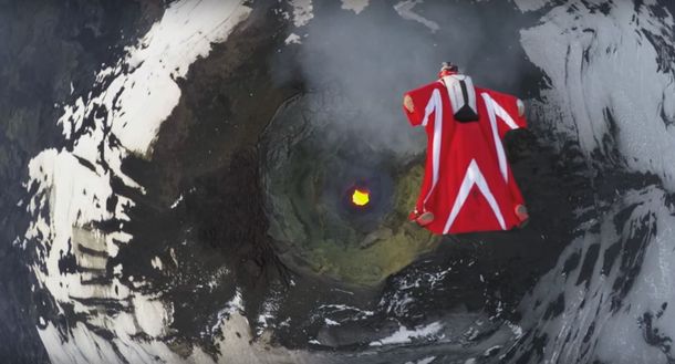 VIDEO: Se tira en paracaídas sobre un volcán activo