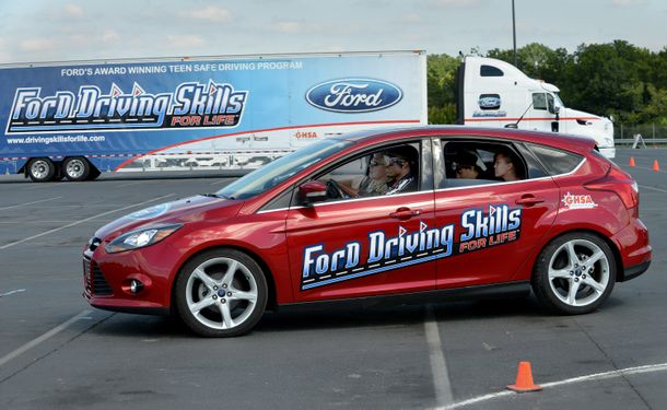 Ford enseña a manejar a jóvenes conductores