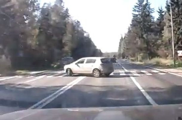 Un milagro automovilístico en una transitada ruta rusa