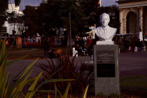 Morón aprobó quitar el busto de Néstor Kirchner de la Plaza San Martín