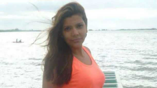 Una joven de 19 años apareció tirada en las vías y pelea por su vida