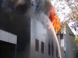 Voraz incendio destruyó una fábrica de motos