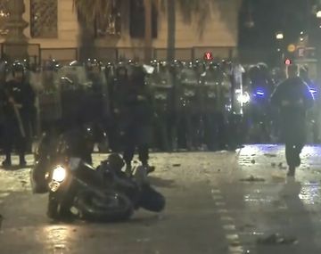 Video: tras la represión en Congreso, dos policías cayeron de su moto por las piedras acumuladas en la calle