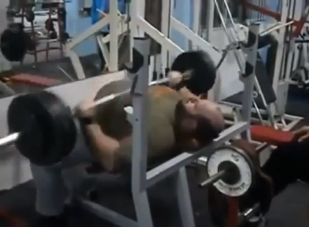 VIDEO: Hace pesas de una manera muy extraña: con su panza