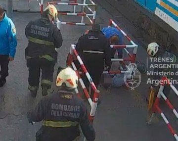 Se salvó de milagro: un hombre fue embestido por un tren y salió ileso
