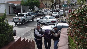 El detenido se encuentra en una celda aislada El detenido se encuentra en una celda aislada