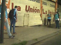 La impresionante cantidad de mercadería trucha incautada a  manteros de Once: fotos y videos