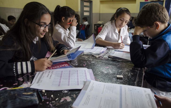 Alumnos de escuela primaria rindiendo el examen Aprender 2016