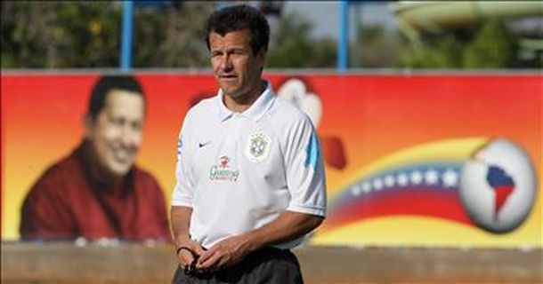 Dunga--chavez--EFE