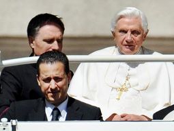 El mayordomo junto a Benedicto XVI