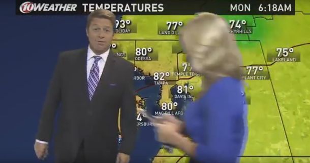 VIDEO: Presentaba el clima y una periodista se metió distraída por Pókemon Go