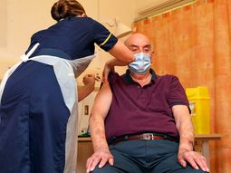 La ANMAT autorizará el uso de la vacuna rusa para mayores de 60 años