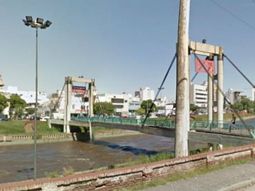 un hombre se tiro al rio para evitar ser asaltado y fue rescatado por la policia un hombre se tiro al rio para evitar ser asaltado y fue rescatado por la policia
