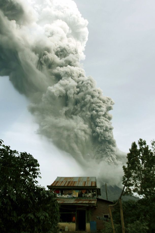 Más de 1500 evacuados por la erupción de un volcán en Indonesia