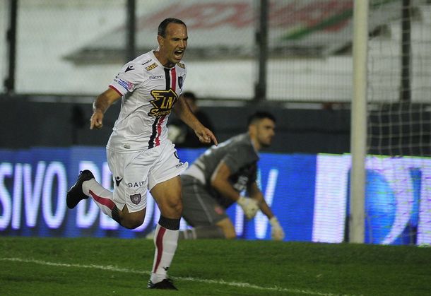 Mauro Matos celebra el primer gol de Chacarita ante Estudiantes