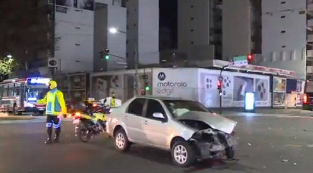 Accidente en Villa Crespo: choque entre un auto y un taxi deja cuatro heridos