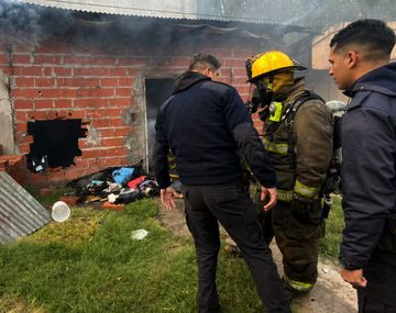 Los bomberos descubrieron el cuerpo de la beba. Foto: Primer Plano Online.