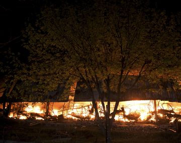 ¿Cómo empezó el impresionante incendio que destruyó tres galpones en Bernal Oeste?