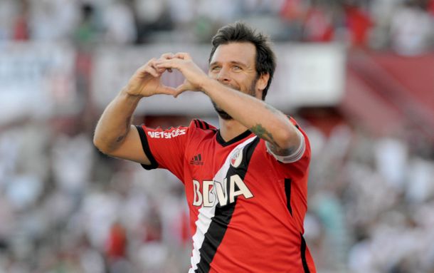 Con un Cavenaghi implacable, River goleó en Santa Fe y acecha a Boca