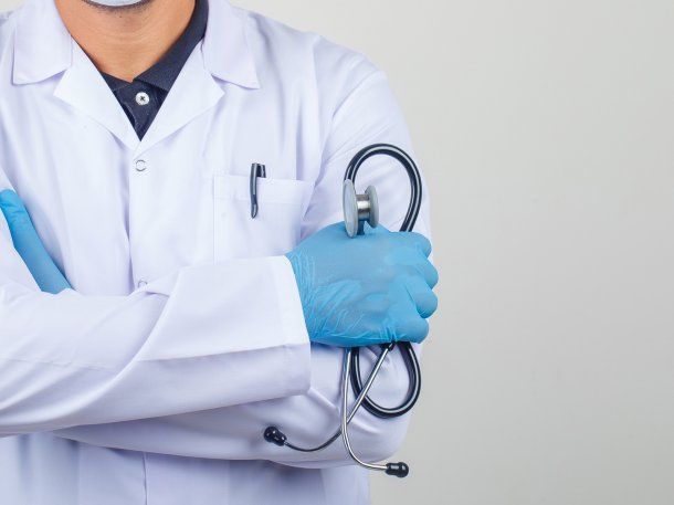 Médicos anuncian que cobrarán bono extra a pacientes de prepagas