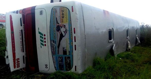 El micro volcó a la altura de Entre Ríos