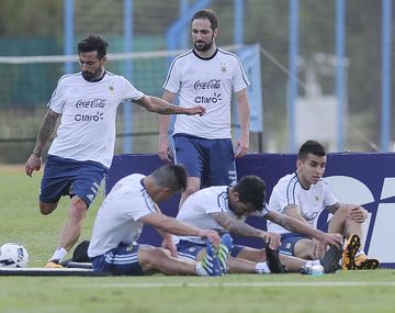 Higuaín le gana la pulseada al Kun Agüero y sería titular frente a Bolivia