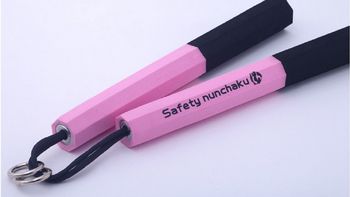 video: entredicho en redes sociales termina con pelea con un palo y un nunchaku video: entredicho en redes sociales termina con pelea con un palo y un nunchaku