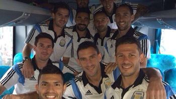 recibida por una multitud, la seleccion argentina llego a rio recibida por una multitud, la seleccion argentina llego a rio