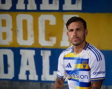 Leandro Paredes con la nueva camiseta de Boca