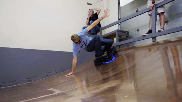 Tony Hawk prueba la patineta voladora de Volver al Futuro