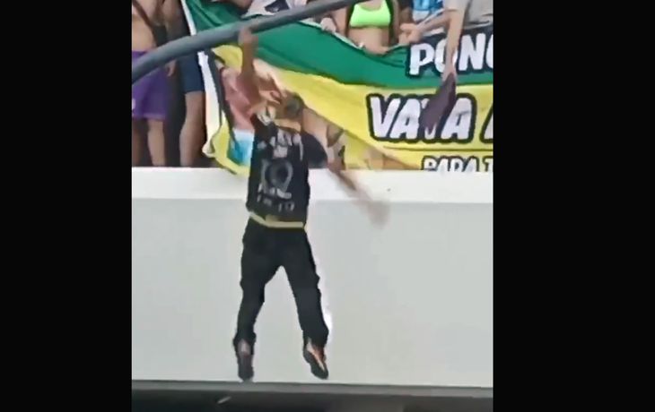 Subió a un semáforo para celebrar la victoria argentina, se cayó y ahora pide ayuda