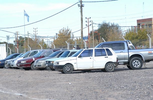 La detuvieron borracha y no quiso bajarse del auto: la grúa se lo llevó con ella adentro