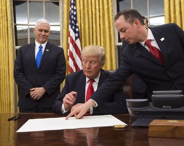 Donald Trump firmando sus primeros decretos