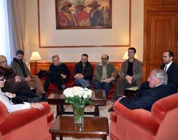 Con la presencia de figuras del espectáculo