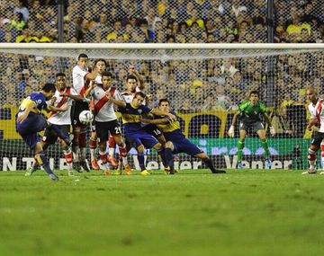 ¿Barovero pudo evitar el gol de tiro libre de Riquelme?